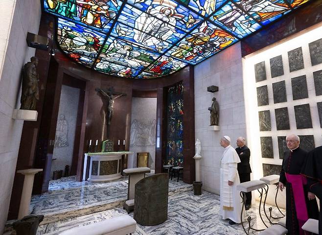 레오 14세가 11일(현지 시간) 바티칸 사도궁 교황 아파트 내 예배실을 돌아보고 있다. 바티칸미디어 제공