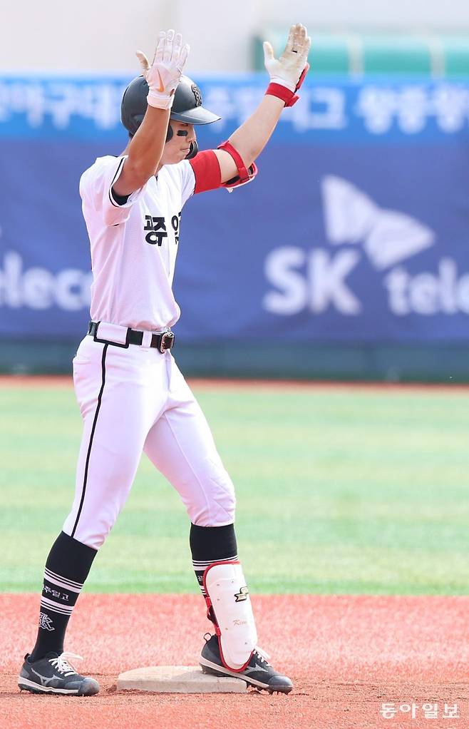 김성준이 타자로 출루한 후 베이스에서 세리머니를 하는 모습. 변영욱 기자 cut@donga.com