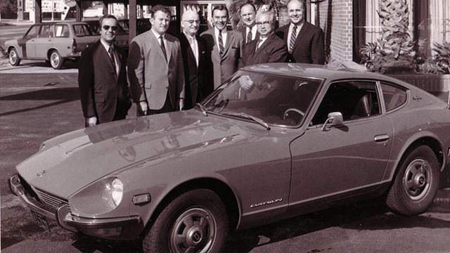 1960~70년대 닛산의 미국 수출 붐을 이끈 일등공신인 가타야마 유카타 미국 닛산 사장(오른쪽에서 두번째). 미국에서 딜러들과 함께 찍은 사진이다. 일본차가 ‘듣보잡’ 취급을 받던 시절, 세심한 서비스로 현지 딜러와 고객들 마음을 사로잡아 ‘닷선’을 미국에서 가장 인기 있는 수입차 브랜드로 만들었다. 경영능력이 뛰어나고 인품도 훌륭할 뿐 아니라, 닛산 창업자 아유카와와도 친척 관계였다. 이런 점이 오히려 그를 견제받게 만들었다. 닛산 홈페이지