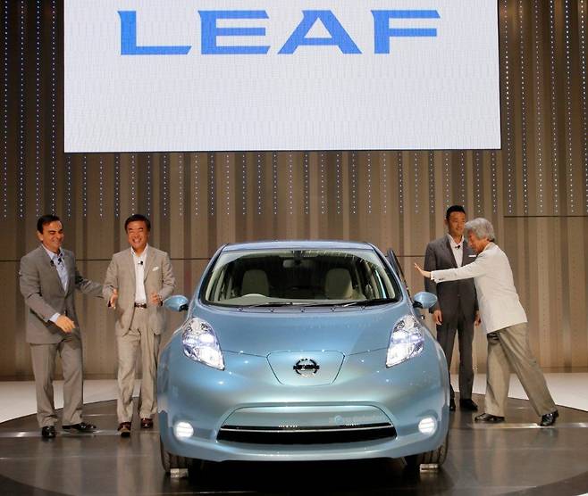 세계 최초 양산형 전기차 ‘리프’ 출시 행사장에 참석한 카를로스 곤 당시 닛산자동차 CEO(맨 왼쪽). 카를로스 곤은 취임 직후 닛산의 전기차 개발팀을 해체시켰지만, 2007년 다시 멤버들을 소집해 “프리우스와의 정면 승부다”라며 3년 안에 전기차를 개발해 출시하라고 지시한다. 배터리부터 새로 만들어야 하는 ‘맨땅에 헤딩’이라 매우 촉박한 일정이었지만, 놀랍게도 닛산 엔지니어들은 이 불가능한 미션을 성공시켰다. 동아일보 DB
