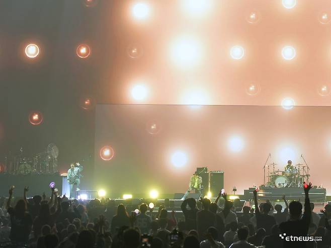 지난 16일 서울 구로구 고척스카이돔에서는 '이세계 페스티벌 2025' 1일차 공연이 열렸다. 공연 중 FLOW의 무대 장면. (사진=패러블엔터테인먼트 제공)