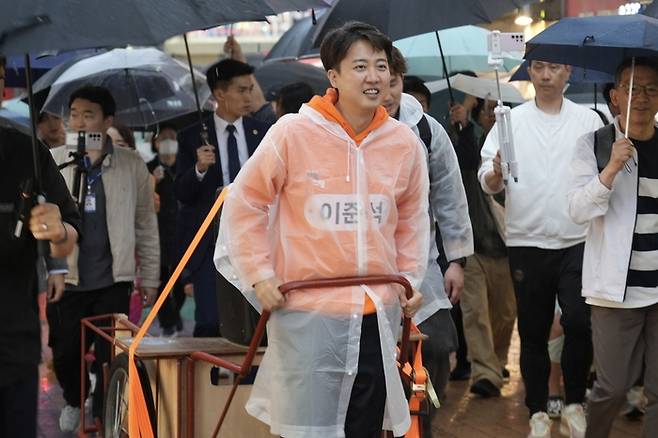 이준석 개혁신당 대통령 후보가 17일  '젊음의 상징' 홍대입구에서 가진 유세 현장에서 리어카를 밀며 지지를 호소했다. 〈사진 :개혁신당 선대본〉