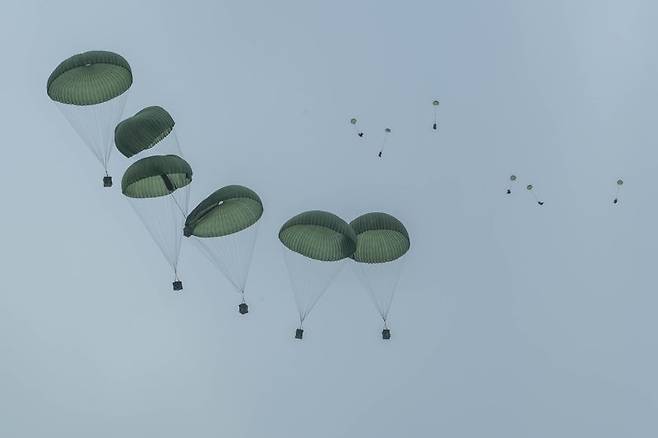 지상군구성군사령부는 지난 9일부터 16일까지 2·5군단(군수지원여단, 특공연대) 및 2신속대응사단과 육군항공사령부, 공군작전사령부, 공중기동정찰사령부, 공군군수사령부, 미해병대 1해병보급단 등 한미 양국군 장병 220여 명이 참가한 '2025년 전반기 연합합동 공중재보급 훈련'을 실시했다. 이번 훈련은 전시 열악한 지상 병참선을 극복하고 우리 군의 작전지속지원능력을 유지 및 발전시키기 위해 계획됐다. 사진은 수송기가 재보급 물자를 목표지점에 공중 투하하고 있는 모습. 육군 제공