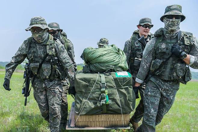지상군구성군사령부는 지난 9일부터 16일까지 2·5군단(군수지원여단, 특공연대) 및 2신속대응사단과 육군항공사령부, 공군작전사령부, 공중기동정찰사령부, 공군군수사령부, 미해병대 1해병보급단 등 한미 양국군 장병 220여 명이 참가한 '2025년 전반기 연합합동 공중재보급 훈련'을 실시했다. 이번 훈련은 전시 열악한 지상 병참선을 극복하고 우리 군의 작전지속지원능력을 유지 및 발전시키기 위해 계획됐다. 사진은 목표지점에 정확히 투하된 재보급 물자를 아군부대가 회수하고 있는 모습. 육군 제공