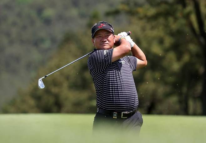 황중곤이 한국프로골프(KPGA) 투어 SK텔레콤 오픈(총상금 13억원) 2라운드 중반까지 11언더파를 기록하면서 단독 1위에 올랐다. 황중곤은 17일 제주도 서귀포 핀크스 골프클럽(파71·7천326야드)에서 열린 대회 1라운드에서 보기 없이 이글 1개, 버디 7개를 합쳐 9언더파 62타를 쳤다.연합뉴스