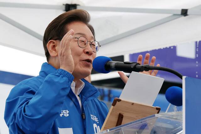 더불어민주당 이재명 대선 후보가 16일 전북 전주시 전북대 후문에서 열린 유세에서 지지를 호소하는 연설을 하고 있다. 공동취재사진