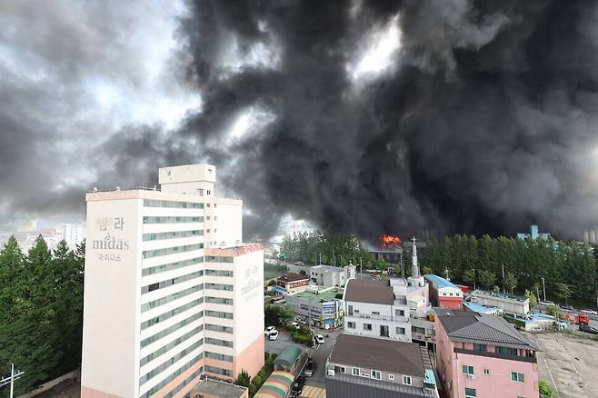17일 오후 광주 광산구 송정동 금호타이어 광주공장에서 난 불로 일대가 검은 연기로 뒤덮여 있다. 이날 오전 7시 11분께 발생한 불은 꺼지지 않고 8시간째 이어지고 있다. 연합뉴스