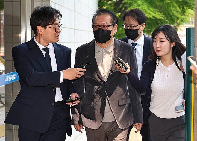 청탁금지법 위반 혐의를 받는 ‘건진법사’ 전성배씨가 12일 자신의 불법 정치자금 수수 혐의 2차 공판이 열린 서울남부지법에 출석하고 있다. 공동취재사진