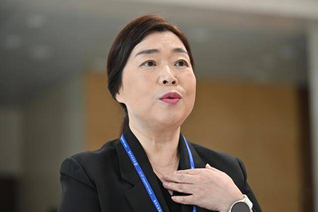 한은희 국회 수어 통역사가 지난달 17일 국회 소통관에서 한국일보와 인터뷰하고 있다. 정다빈 기자