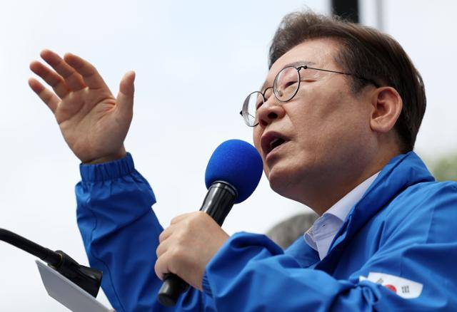 이재명 더불어민주당 대선 후보가 17일 전남 나주시 금성관 망화루 앞에서 열린 유세에서 지지를 호소하는 연설을 하고 있다. 연합뉴스