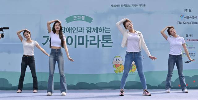 제491회 한국일보 거북이마라톤 '굿피플 발달장애인 인식개선을 위한 거북이마라톤'이 열리는 17일 오전 서울 중구 남산 백범광장에서 2024 미스코리아 당선자 미(왼쪽부터) 윤하영, 선 박희선, 진 김채원, 엠파크상 이재원 몸풀기 체조를 진행하고 있다. 최주연 기자