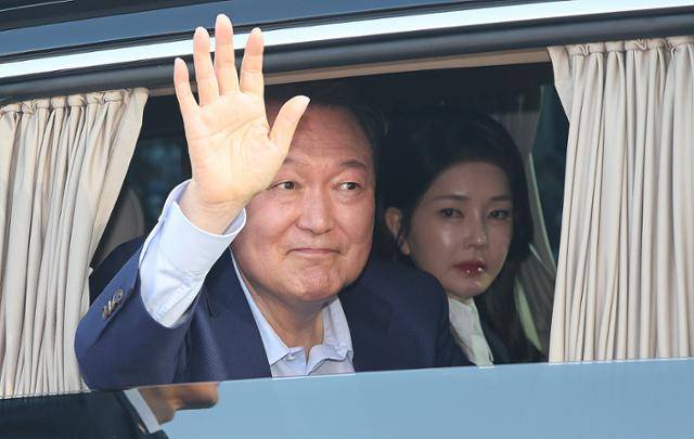 지난달 11일 윤석열 전 대통령과 부인 김건희 여사가 서울 용산구 한남동 대통령 관저를 떠나 서초동 사저로 이동하며 지지자들과 인사를 하고 있다. 뉴스1