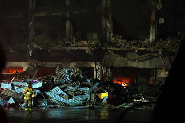 17일 광주 광산구 금호타이어 광주공장 건물이 화재로 일부 무너져 잔해물이 널브러져 있다. 연합뉴스