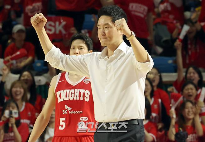 13일 오후 서울 잠실학생체육관에서 열린 SK와 LG의 2024~2025 KCC 프로농구챔피언결정 5차전. SK 전희철 감독이 3세트 후반 팀이 큰점수차로 리드하자 주먹을 불끈쥐고있다. 잠실학생체=정시종 기자 capa@edaily.co.kr /2025.05.13.