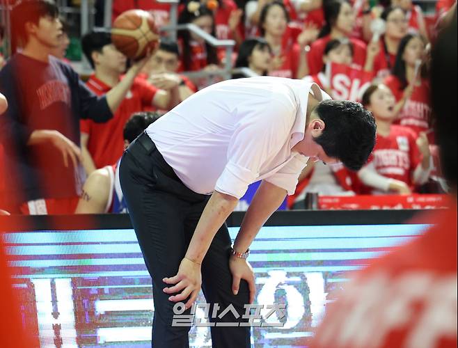 전희철 감독이 17일 오후 서울 잠실학생체육관에서 열린 2024-2025 KCC 프로농구 서울SK와 창원LG의 챔피언결정전 7차전에서 3쿼터 1점차 접전을 벌이자 숨을 고르고 있다.잠실=김민규 기자 mgkim1@edaily.co.kr /2025.05.17/