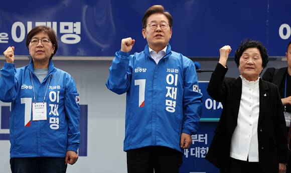 이재명 더불어민주당 대선 후보가 17일 광주광역시 서구 김대중컨벤션센터 광장에서 열린 집중 유세에서 광주 시민 대표들과 임을 위한 행진곡을 제창하고 있다. [사진=연합뉴스]