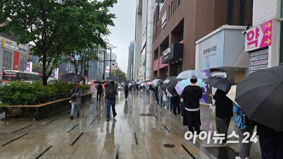 16일 서울 스파오 강남2호점 매장 앞에 150m가량의 입장 줄이 생긴 모습. [사진=진광찬 기자]