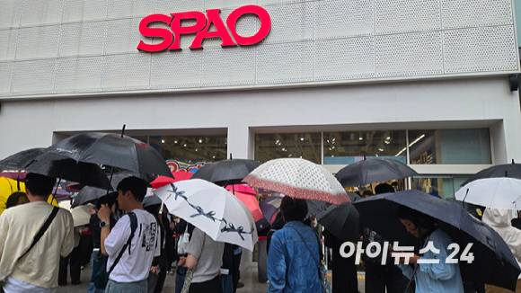 16일 서울 스파오 강남2호점 매장 입구가 소비자들로 북적이고 있다. [사진=진광찬 기자]