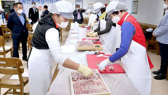 전남 신안군이 운영하는 흑산도 홍어썰기학교에서 수강생들이 실습을 하고 있다. [사진 신안군]