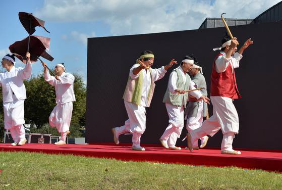 전남 신안군 자은도 뮤지엄파크에서 2023년 10월 20일 '대한민국 문화의 날' 행사 일환으로 홍어장수 문순득의 경험담을 엮은 '표해시말' 공연 모습. 뉴시스
