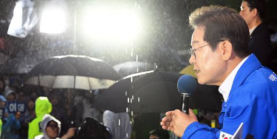 이재명 더불어민주당 대선 후보가 16일 동학농민운동의 발상지인 전북 정읍시 정읍역 광장에서 지지를 호소하고 있다. 김성룡 기자