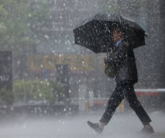 폭우가 쏟아진 16일 오후 서울 중구 퇴계로에서 시민들이 퇴근길 발걸음을 재촉하고 있다. 뉴시스