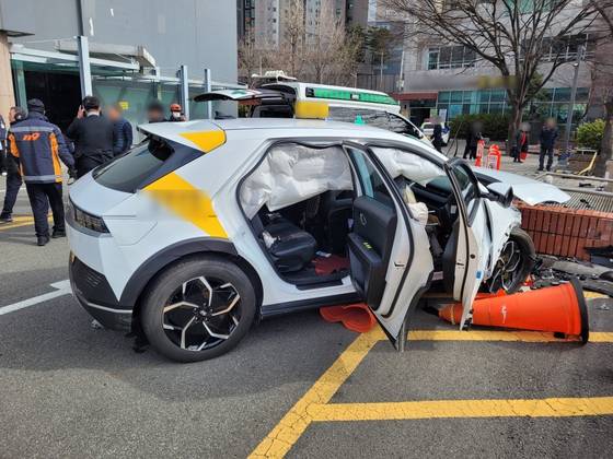지난 2월 6일 부산 서구 동아대병원 주차장에서 60대 고령 운전자가 몰던 택시가 앞에 있는 차와 접촉 사고를 낸 후 급가속해 경계석을 들이받았다. 이 사고로 택시 운전자가 숨졌다. 사진 부산경찰청
