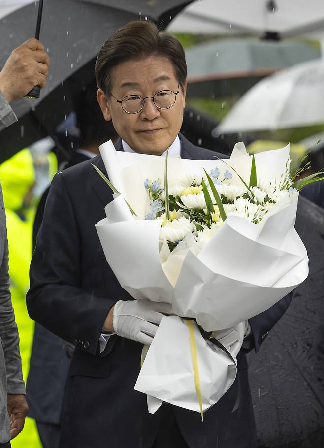 이재명 더불어민주당 대선 후보가 16일 전주 전북대학교 내 고(故) 이세종 열사 추모비를 찾아 헌화하기 위해 이동하고 있다. 김성룡 기자