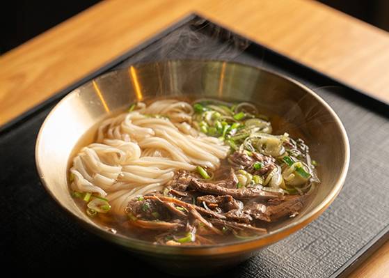 고소하고 진한 소고기 육수에 매끄러운 면발이 특징인 ‘소울 국수’의 대표 메뉴 곰국수. 신상목 대표가 세계에 내놓을 K누들을 꿈꾸며 반죽부터 육수까지 직접 개발한 것이다. [사진 소울 국수]