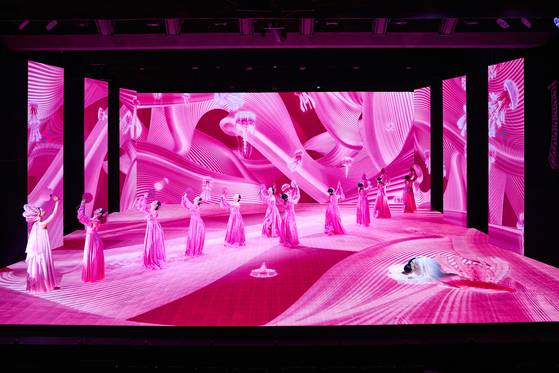 2막에 펼쳐지는 핑크빛 용궁 판타지. 부채춤을 활용한 현대적인 안무다. [사진 국립정동극장]