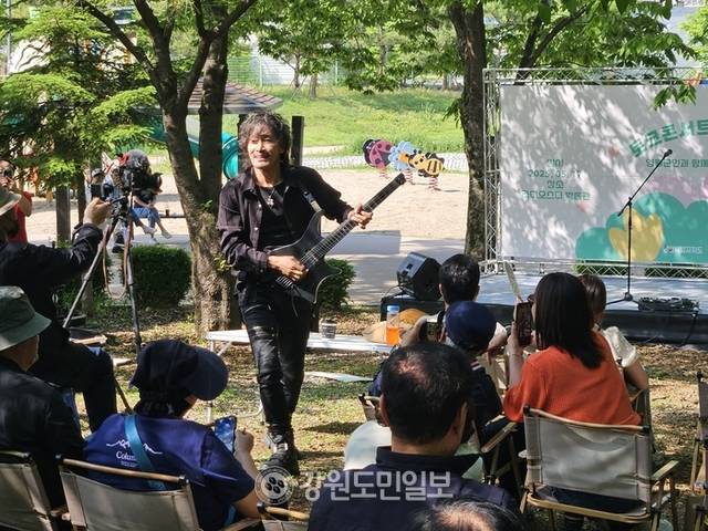 ▲ 기타 괴물 고려진이 관람객들과 함께 호흡하며 현란한 기타 연주를 선보이고 있다.