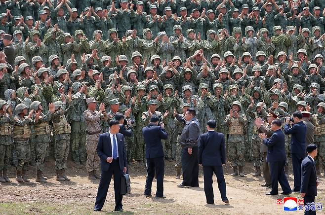 지난 13일  ‘조선인민군 병종별 전술종합훈련’에서 11군단 부대원들과 기념사진 찍는 김정은 위원장