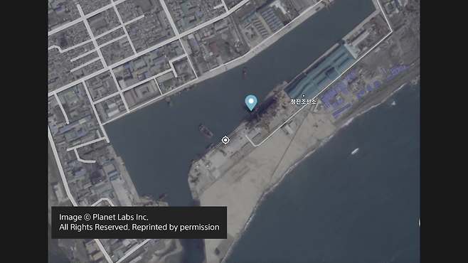 지난 12일 함경북도 청진항에서 포착된 북한의  신형 구축함 [KBS 보도 캡쳐]