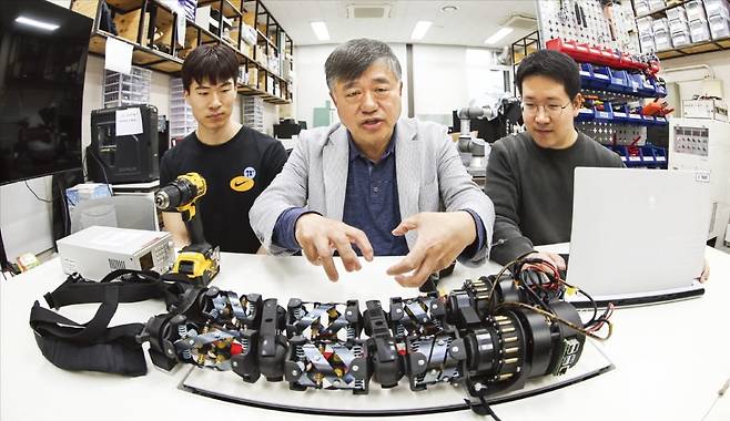 지난달 22일 서울대 정밀기계설계공동연구소의 한 연구실에서 박희재 소장이 학생들과 개발 중인 웨어러블 로봇의 구조를 설명하고 있다. 정밀연은 웨어러블 디바이스를 통해 부족한 신체 능력을 보완하거나 운동 능력을 강화하는 기술 연구를 이어가고 있다.  /임형택 기자