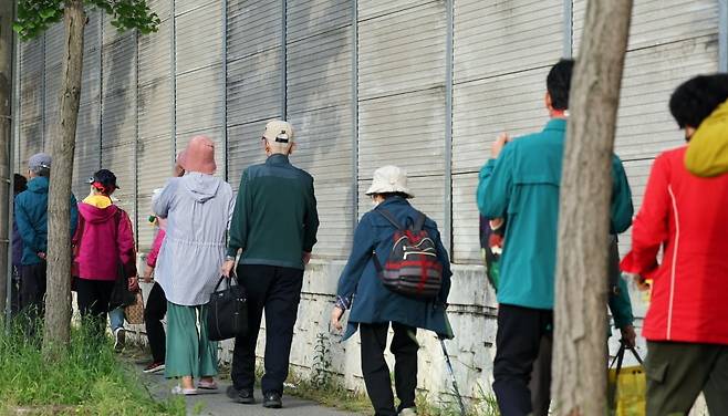 금호타이어 광주공장 화재가 발생한 17일 오후 광주 광산구 소촌동 한 아파트 인근 도로에서 주민들이 대피소로 가는 버스를 기다리고 있다. / 사진=연합뉴스