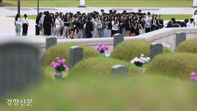 5·18 민주화운동 45주기를 사흘 앞둔 15일 광주 북구 국립 5·18 민주묘지를 찾은 참배객들이 헌화하고 있다.  정효진 기자