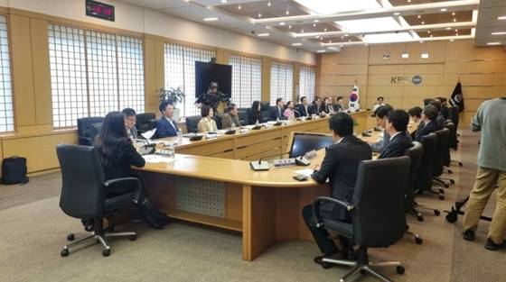 KBS 시청자위원회 위원들이 지난달 정례회의를 열고 있다. KBS 제공