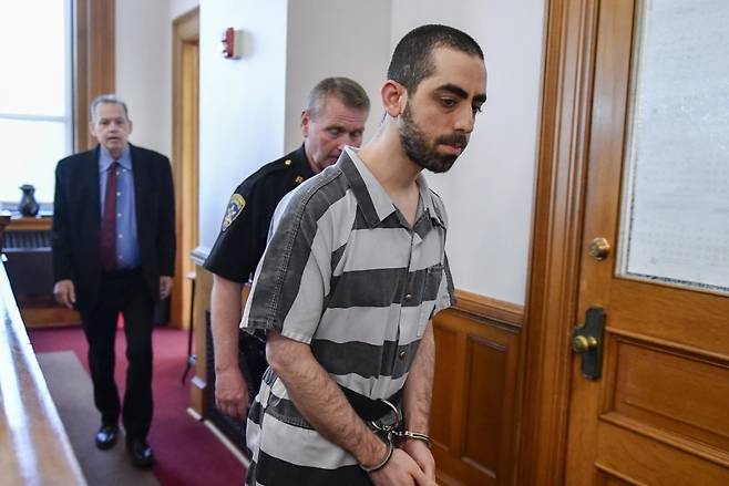 하디 마타르가 16일 미국 뉴욕주 셔터쿼 카운티 법원으로 들어서고 있다. AP통신