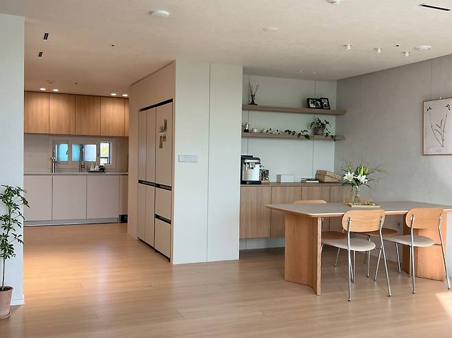 ‘표준화된 공간’보다 ‘맞춤화된 생활’에 가치를 두며 자신이 원하는 공간을 구축하는 ‘마이너스 옵션’ 분양자들이 늘어나는 분위기다. 조민정씨(@jessinehome)네 집.