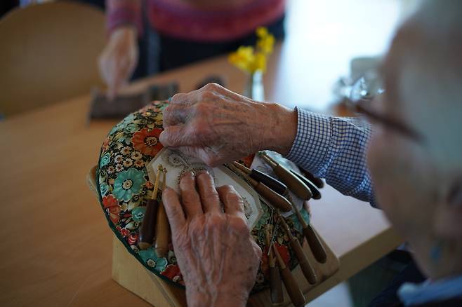 독일 바이에른주 후글핑 마을의 한 할머니가 이 지역 전통 수공예(클뢰펠슈피체) 방식으로 레이스 장식을 만들고 있다. 진정은씨 제공.