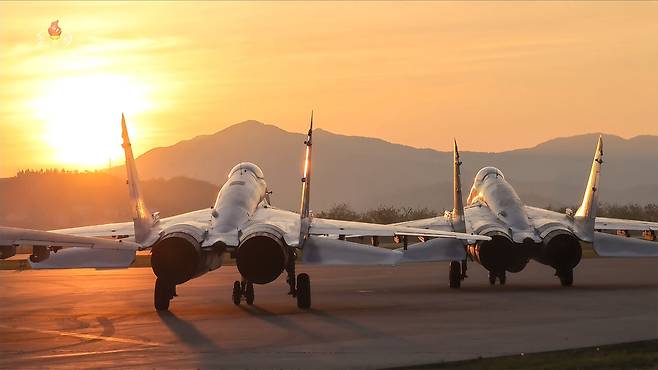 김정은 북한 국무위원장이 지난 15일 제1공군사단 관하 비행연대를 방문해 공군 반항공(방공)전투 및 공습 훈련을 지도했다고 조선중앙TV가 17일 보도했다. 중앙TV가 공개한 사진을 보면 미그(MiG)-29와 수호이(Su)-25 등 북한 공군의 최신 자산이 이날 훈련에 총동원됐다. 연합뉴스