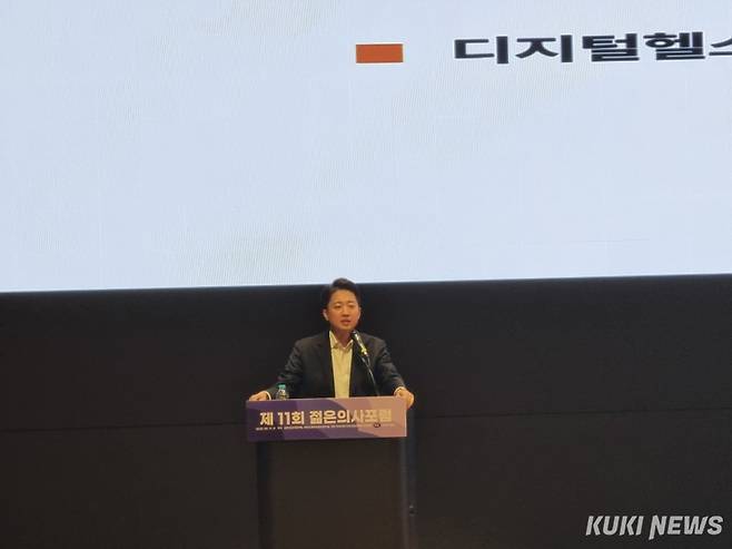 이준석 개혁신당 대선 후보가 17일 서울 강남구 코엑스 오디토리움에서 개최된 ‘제11회 젊은의사포럼’에서 강연하고 있다. 신대현 기자