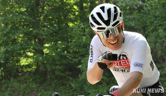 17일 강원 인제군 일원에서 열린 2025 설악 그란폰도 대회에 참가한 마니아들이 힘찬 라이딩을 펼치고 있다.