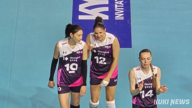 김연경이 17일 인천 삼산월드체육관에서 나탈리아 페레이라와 대화를 나누고 있다. 김영건 기자