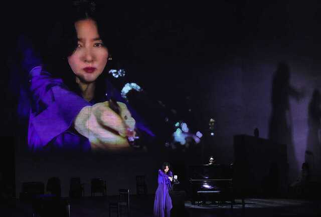 ‘헤다 가블러’는 라이브캠을 활용해 무대 위 헤다를 클로즈업해 뒤편 스크린에 비춘다. 카메라 구도는 이영애가 제안했다. LG아트센터 제공