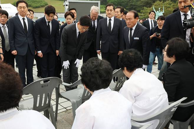 오월 어머니들에게 허리숙여 인사하는 국민의힘 김문수 대선 후보. 공동취재사진