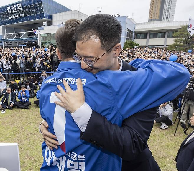 이재명 더불어민주당 대선 후보가 16일 전북 익산시 동부광장에서 열린 유세 도중 국민의힘을 탈당한 김상욱 무소속 의원과 포옹하고 있다. 연합뉴스