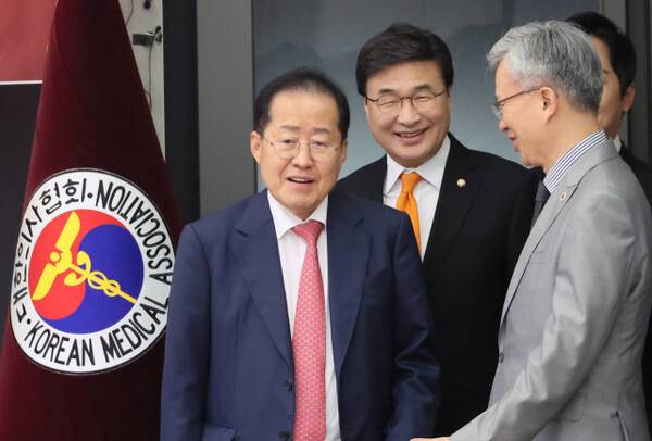 사진은 지난달 22일 국민의힘 홍준표 대선 경선 후보가 서울 용산구 대한의사협회에서 열린 간담회에 참석하는 모습. 연합뉴스