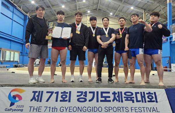 씨름 1부서 종목 우승 10연패 달성에 성공한 수원시청 씨름단.수원시청 제공