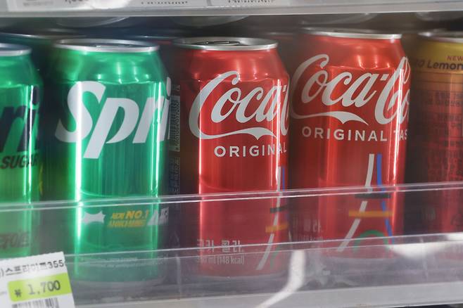 서울의 한 편의점에 진열된 코카콜라 등 탄산음료 [사진 출처 = 연합뉴스]